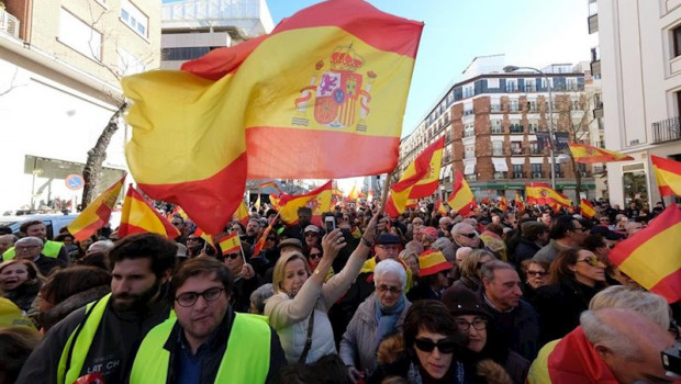 ep varias personas portan banderas de espana durante la manifestacion convocada contra el pacto de
