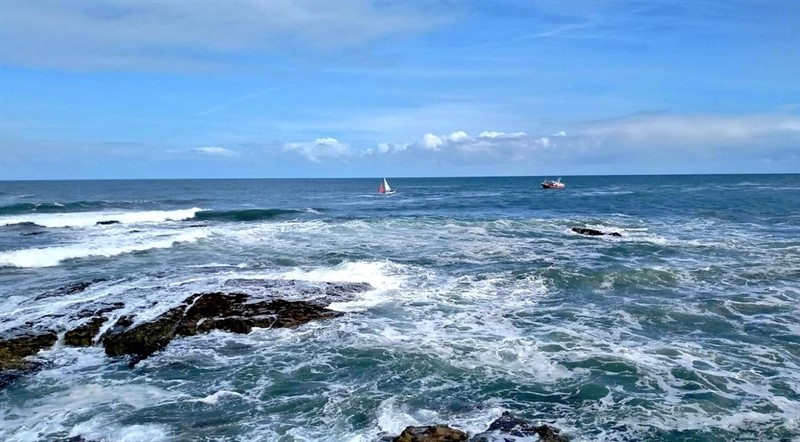 ep velero a la deriva en aguas frente a comillas