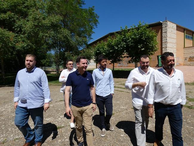 Adrián Barbón participa en la Fiesta de la Rosa de Sahagún | TWITTER FSA-PSOE ep adrian barbon participala fiestala rosasahagun