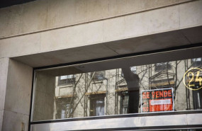 ep archivo   cartel de se vende en un edificio del barrio de almagro en madrid espana