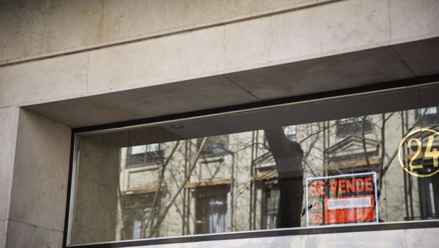 ep archivo   cartel de se vende en un edificio del barrio de almagro en madrid espana