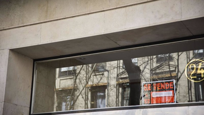 ep archivo   cartel de se vende en un edificio del barrio de almagro en madrid espana