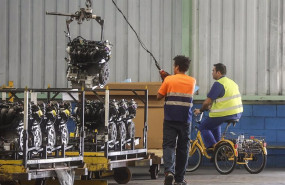 ep archivo   dos trabajadores en la fabrica de ford en almussafes valencia