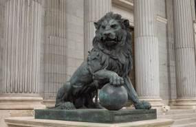 ep archivo   estatua de un leon en la entrada del congreso