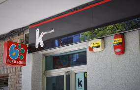ep archivo - exterior de la sucursal de kutxabank