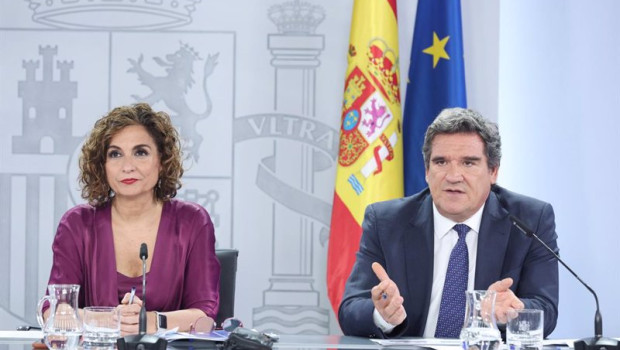 ep archivo   la ministra de hacienda y funcion publica en funciones maria jesus montero y el