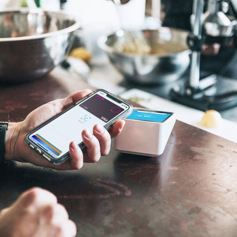 Los españoles sacan el móvil también para pagar: un tercio lo usa en hostelería y ocio