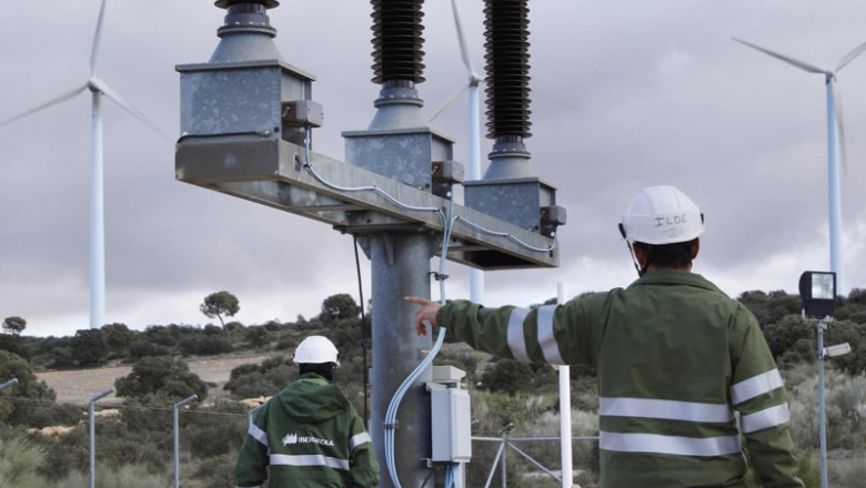 Archivo - Trabajadores en una subestación eléctrica de Ibedrola | IBERDROLA - Archivo ep archivo trabajadores en una subestacion electrica de ibedrola