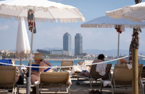 ep archivo   turistas en la terraza de un hotel