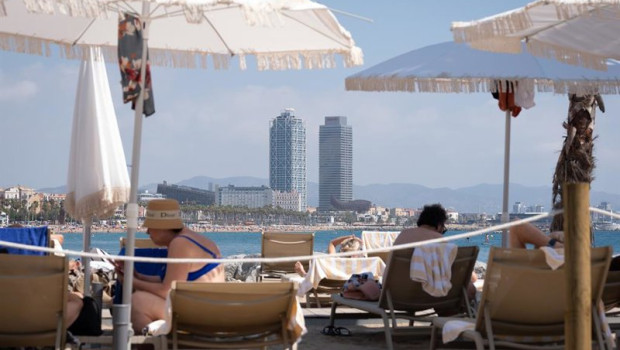 ep archivo   turistas en la terraza de un hotel
