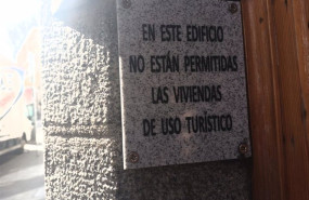 ep archivo   un cartel contra las viviendas turisticas en un edificio de la calle toledo