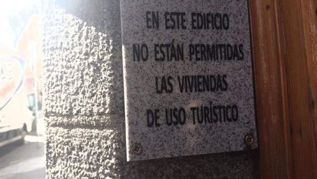 ep archivo   un cartel contra las viviendas turisticas en un edificio de la calle toledo