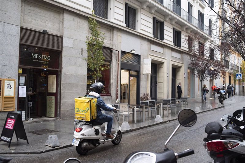 Díaz presenta la Ley de riders ante las críticas de las plataformas de food delivery