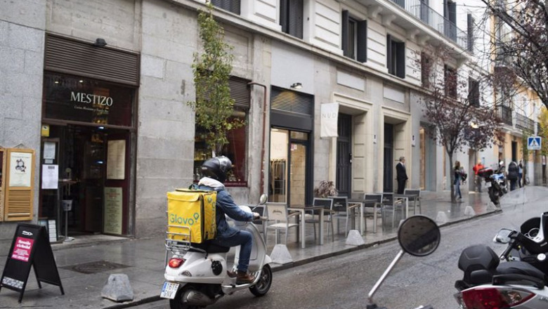 ep archivo - un repartidor de glovo en un imagen de archivo