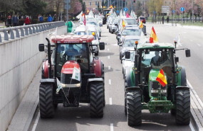 ep archivo   una caravana de coches encabezada por dos tractores
