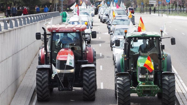 ep archivo   una caravana de coches encabezada por dos tractores