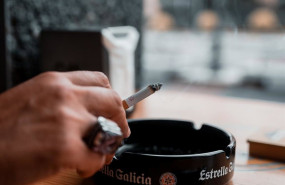 ep archivo   una persona fumando en la calle a 20 de septiembre de 2024 en madrid espana bruselas