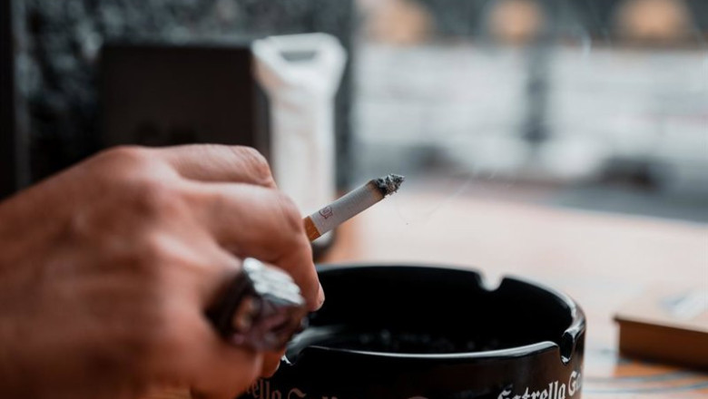 ep archivo   una persona fumando en la calle a 20 de septiembre de 2024 en madrid espana bruselas