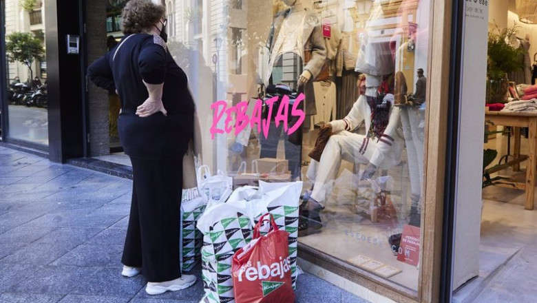 ep archivo   una senora observa un escaparate como muchas bolsas de compras en el suelo
