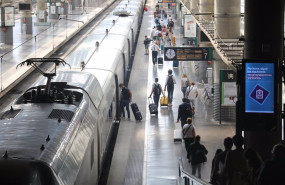 ep archivo   varios pasajeros con maletas junto a un tren en la estacion madrid puerta de atocha