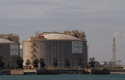 ep archivo   vista exterior de la planta regasificadora de enagas en el puerto de barcelona