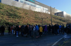 ep asamblea de los trabajadores de siemens gamesa en as somozas a la puerta de la fabrica