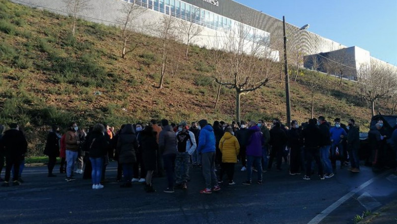 ep asamblea de los trabajadores de siemens gamesa en as somozas a la puerta de la fabrica