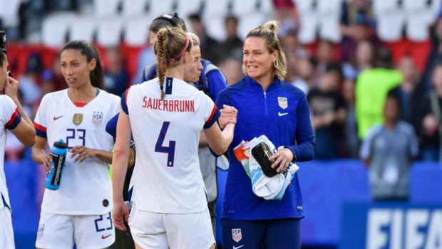 ep ashlyn harris ofcelebrates the victory with becky sauerbrunn ofafter the fifa womens world cup france 2019 group f football match betweenand chile on june 16 2019 at parc des princes stadium in paris france - photo melanie laurent a2m