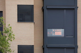 ep cartel de se alquila en una vivienda