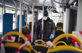 ep dos agentes de la policia nacional protegidos con mascarillas identifican a viajeros de un