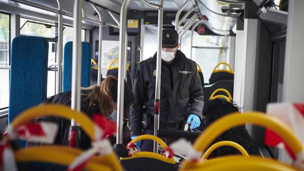 ep dos agentes de la policia nacional protegidos con mascarillas identifican a viajeros de un