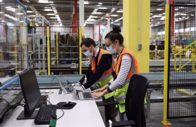 ep dos trabajadores con ordenadores en las instalaciones del centro logistico de amazon en una ep dos trabajadores con ordenadores en las instalaciones del centro logistico de amazon en una