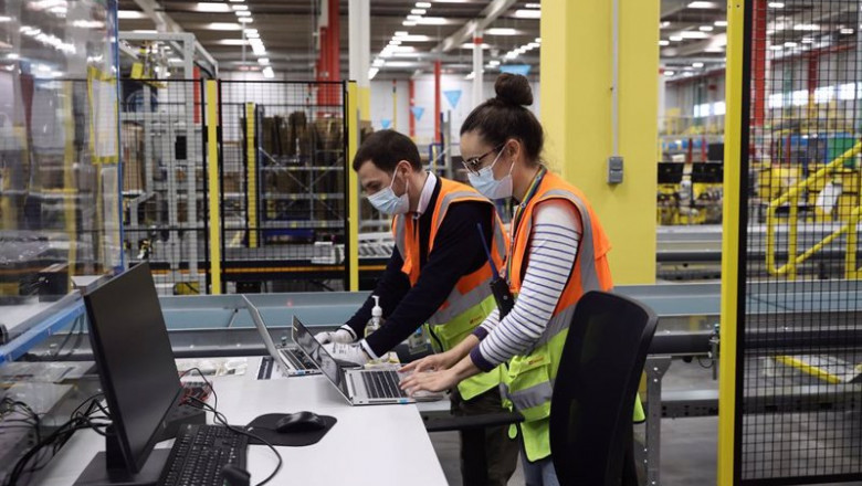 Dos trabajadores con ordenadores, en las instalaciones del Centro Logístico de Amazon, en una imagen de archivo. | Eduardo Parra - Europa Press ep dos trabajadores con ordenadores en las instalaciones del centro logistico de amazon en una