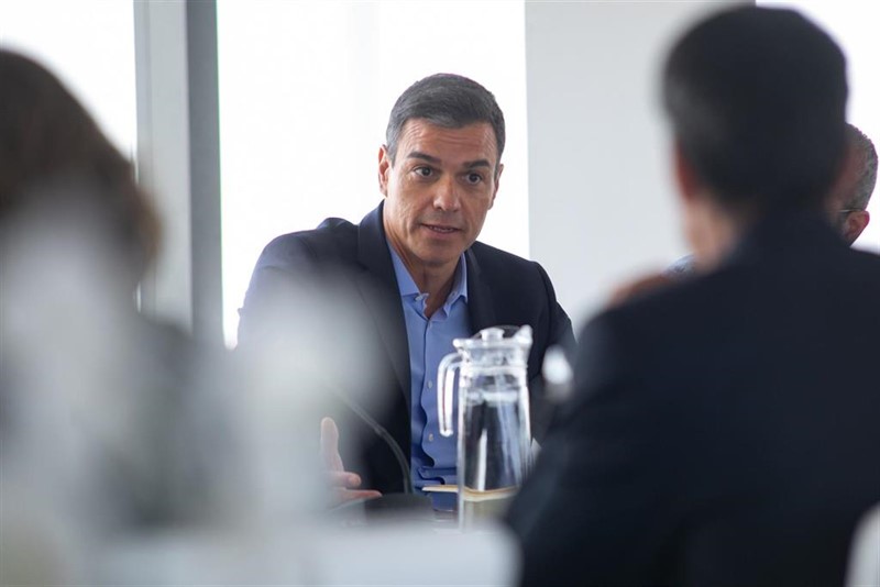 https://img5.s3wfg.com/web/img/images_uploaded/5/2/ep_el_presidente_del_gobierno_en_funciones_pedro_sanchez_durante_la_reunion_con_representantes_del.jpg