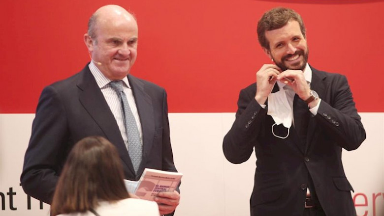 El presidente del PP, Pablo Casado (d) y el vicepresidente del BCE, Luis de Guindos (i), durante la presentación del libro del senador y abogado Fernando Martínez-Maíllo, en la Fundación ONCE, en Madrid (España), a 17 de julio de 2020. | Eduardo Parra - Europa Press ep el presidente del pp pablo casado d y el vicepresidente del bce luis de guindos i durante la