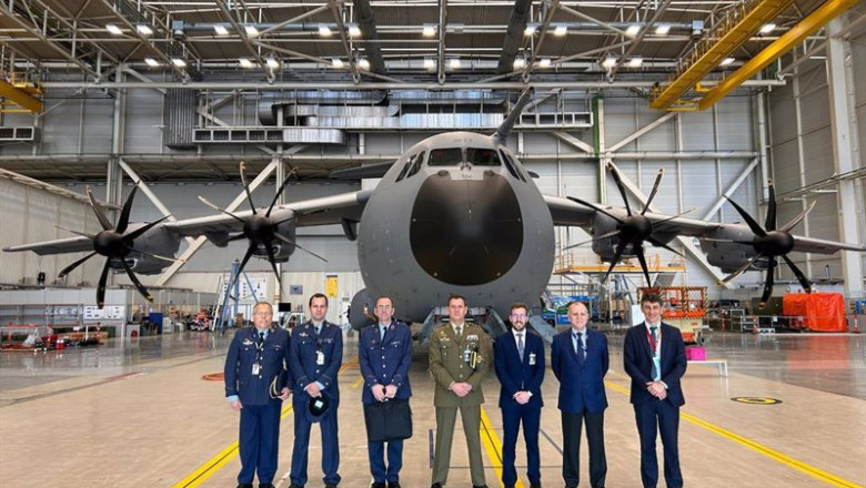 El subdelegado del Gobierno, en el centro, visita las instalaciones de Airbus, junto a responsables de la firma aeronútico y mandos militares. | SUBDELEGACIÓN DEL GOBIERNO ep el subdelegado del gobierno en el centro visita las instalaciones de airbus junto a responsables