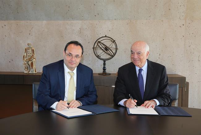 Francisco González (BBVA) y Luis Carranza (CAF) firman un memorando de entendimi | BBVA ep francisco gonzalez bbva y luis carranza caf firmanmemorandoentendimi