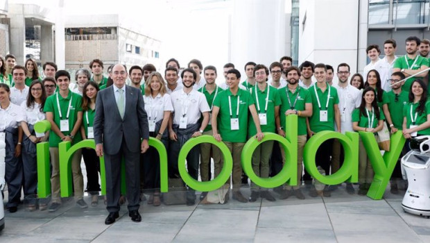 ep galan con jovenes participantes en innoday