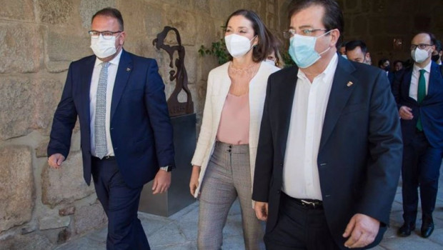 ep la minstra reyes maroto falnqueada por antonio rodriguez osuna y guillermo fernandez vara