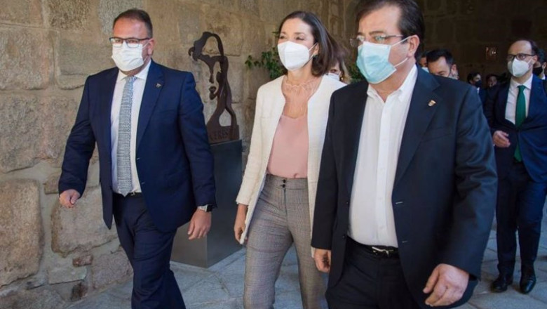 La minstra Reyes Maroto falnqueada por Antonio Rodríguez Osuna y Guillermo Fernández Vara. | JUNTA ep la minstra reyes maroto falnqueada por antonio rodriguez osuna y guillermo fernandez vara