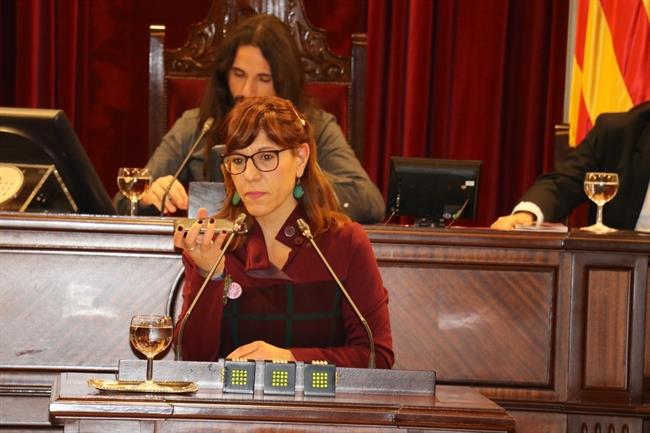 Laura Camargo reproduce en el pleno las declaraciones de Rajoy con su móvil | PARLAMENT IB ep laura camargo reproduceplenodeclaracionesrajoysu movil