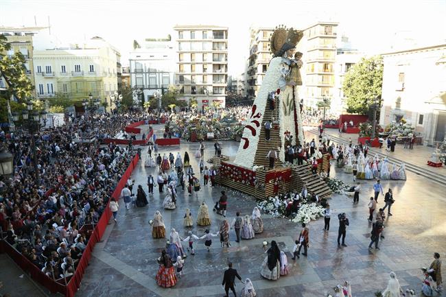 Los falleros llenaron de flores el manto de la Geperudeta | ARZOBISPADO ep los falleros llenaronfloresmantola geperudeta