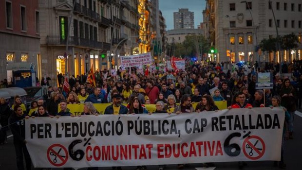 ep manifestacionprofesoresbarcelonareclamar mas inversionla edu