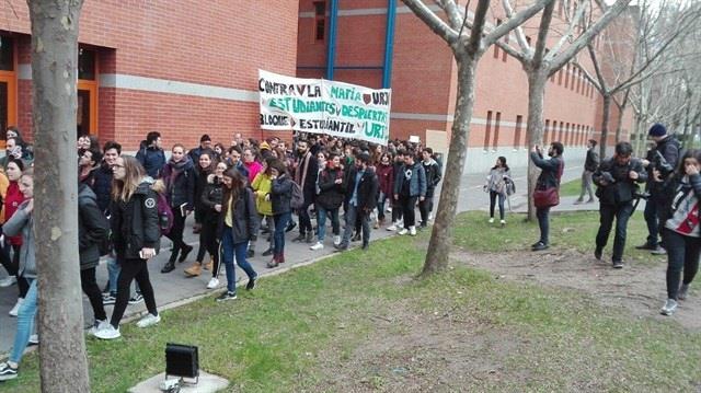 Protesta de estudiantes en la sede de la URJC en Vicálcaro | EUROPA PRESS ep protestaestudiantesla sedela urjcvicalcaro