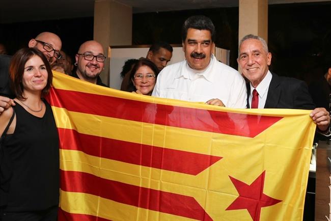El pte.De Venezuela Nicolás Maduro posa con una 'estelada' | @LLUISBARTRA ep ptede venezuela nicolas maduro posauna estelada