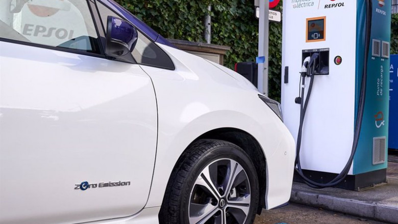Punto de carga fruto del acuerdo entre Nissan y Repsol. | NISSAN ep punto de carga fruto del acuerdo entre nissan y repsol