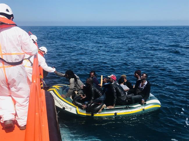 Rescate patera con inmigrantes por Salvamento Marítimo | SALVAMENTO MARÍTIMO ep rescate paterainmigrantessalvamento maritimo