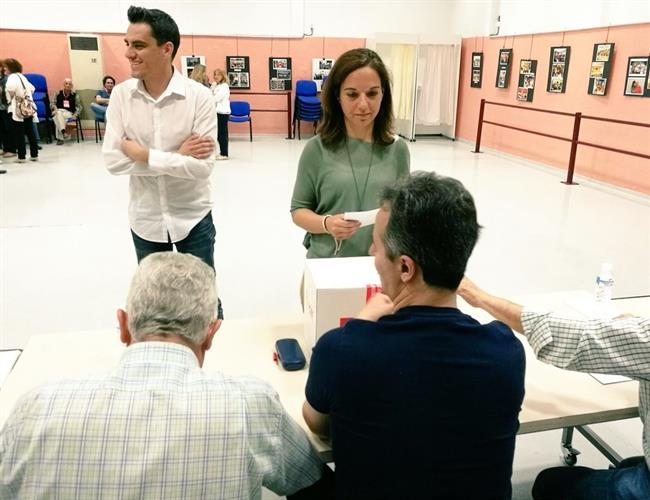 Sara Hernández deposita su voto para las primarias | CEDIDA ep sara hernandez depositavotolas primarias