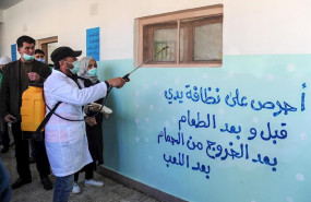 ep trabajadores desinfectando una escuela en damasco la capital de siria