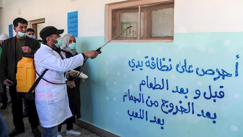 Trabajadores desinfectando una escuela en Damasco, la capital de SIria. | Omar Estwani/APA Images via ZUMA / DPA ep trabajadores desinfectando una escuela en damasco la capital de siria